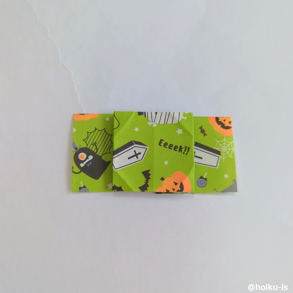 真ん中のキャンディの本体になる部分の四隅に折り筋を作ります