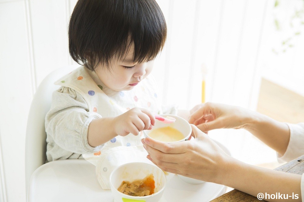 給食を食べる子ども