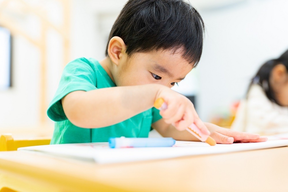 ぬり絵に夢中になっている男の子