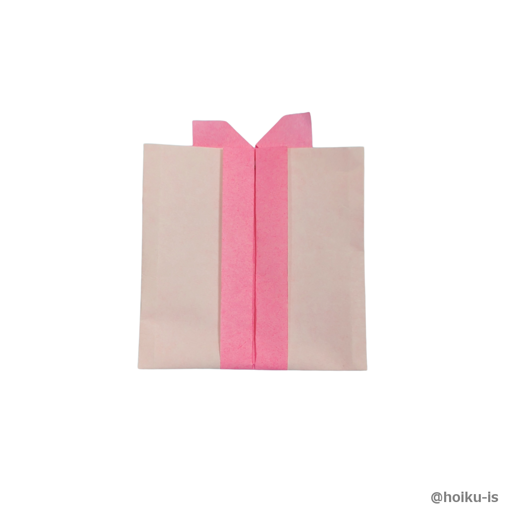 下の辺を上の辺まで折ったらプレゼントの完成です