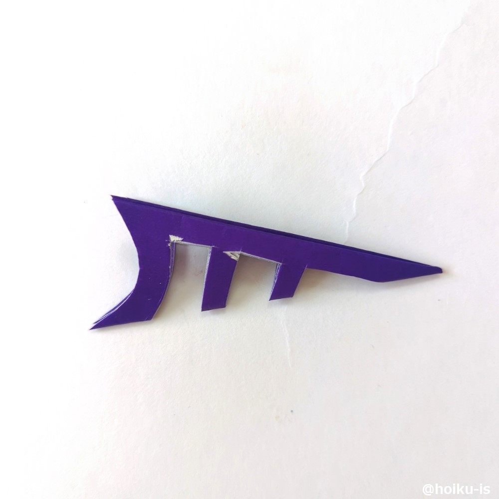 写真のように切り込みを入れハサミで切ります