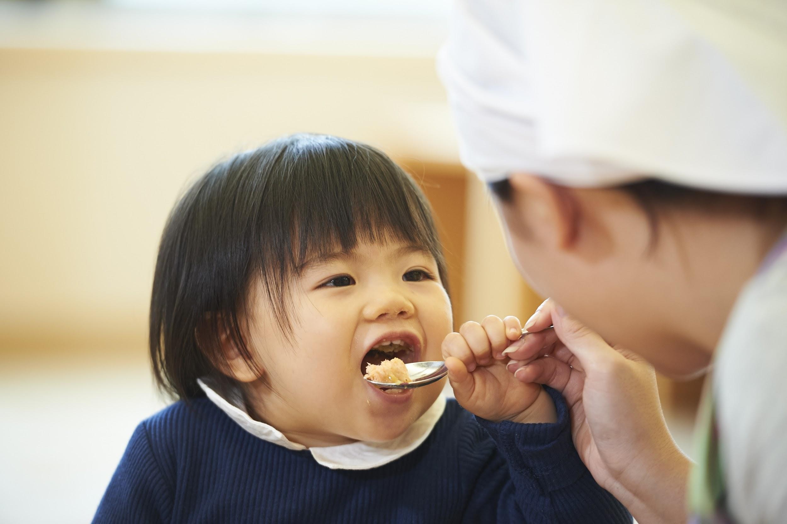 ご飯を食べている子ども