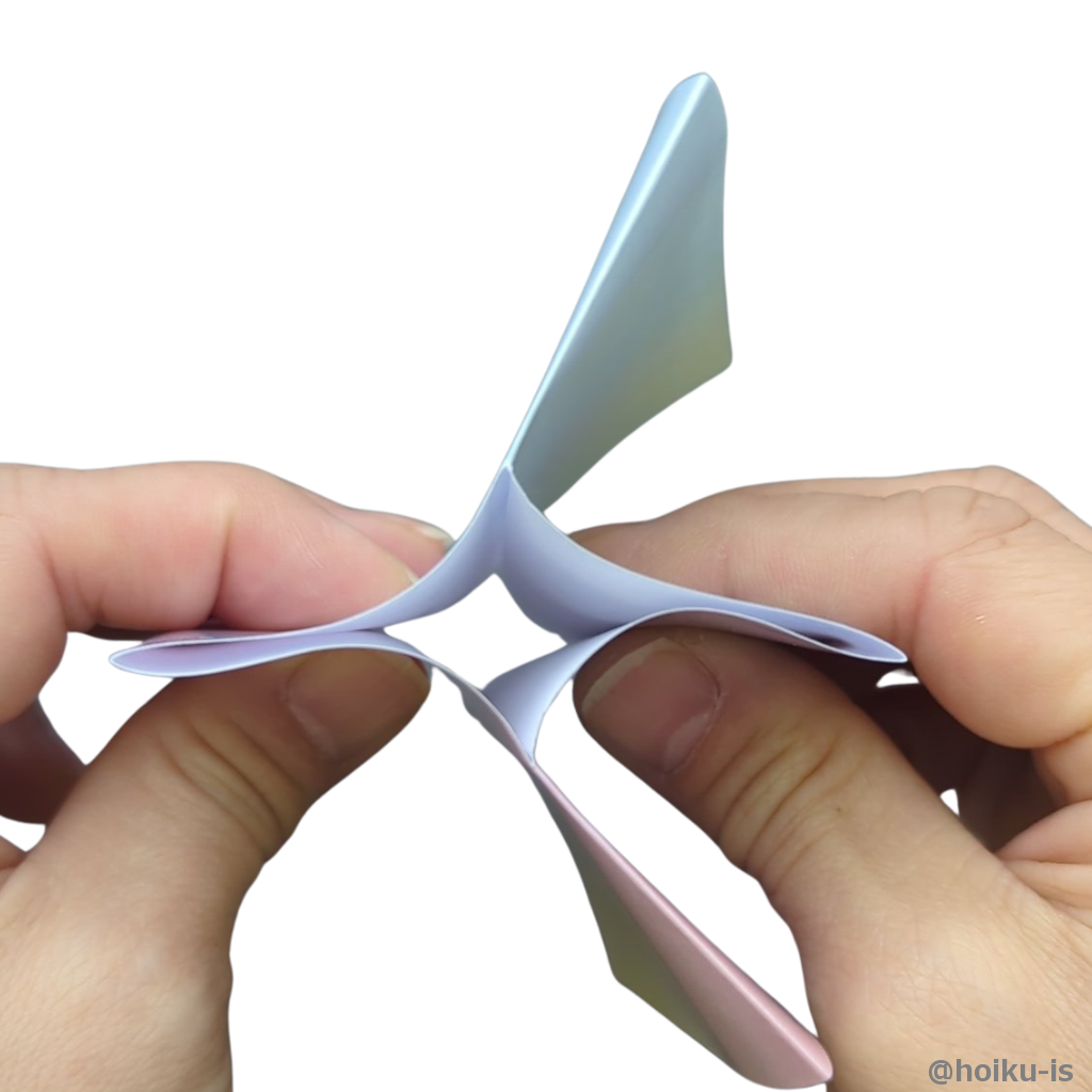 左右の辺を持ち、真ん中に寄せます