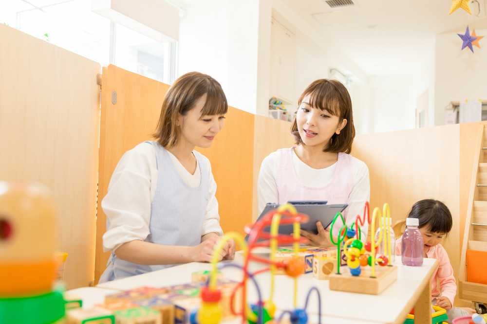 ほかの保育士に自分の保育を見てもらう保育士