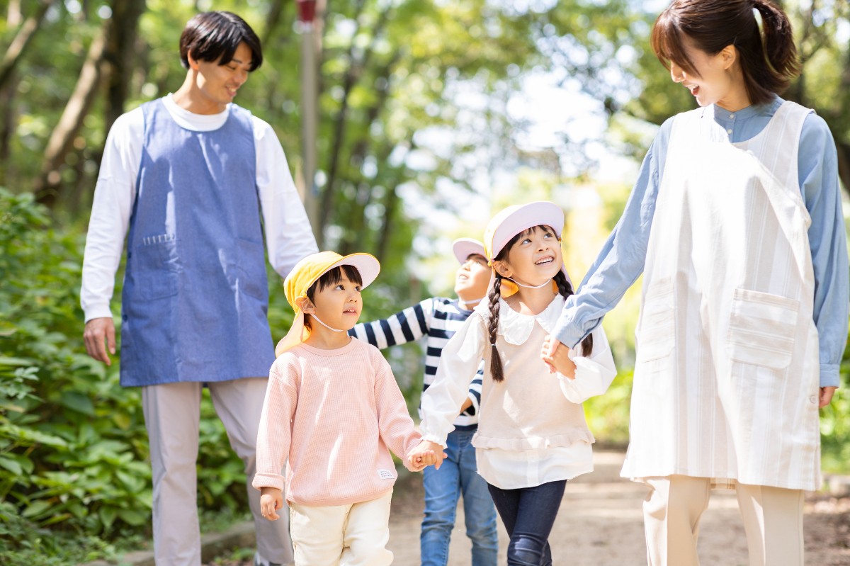 子どもに声かけをする保育士