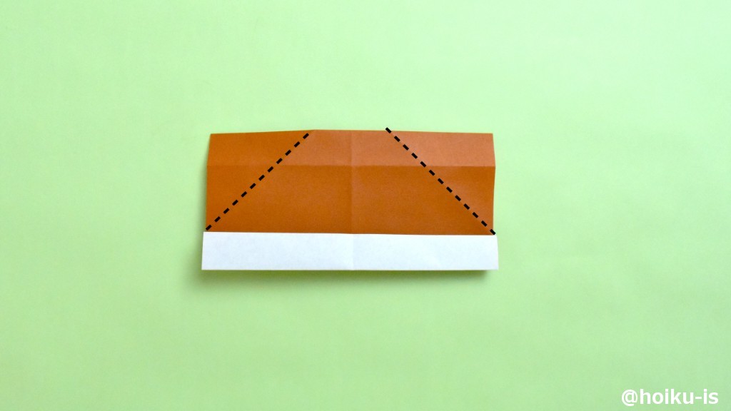 裏返し、⑦で折ったところを再度谷折りにし、折り筋を付けます