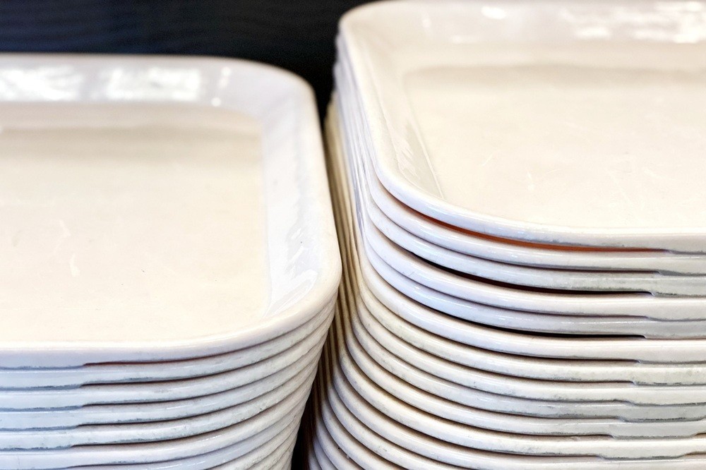 重ねられた給食トレー