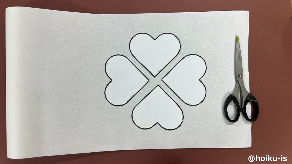 型紙を切り、障子紙に型を取り切る