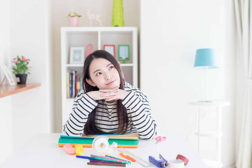 製作をする保育士