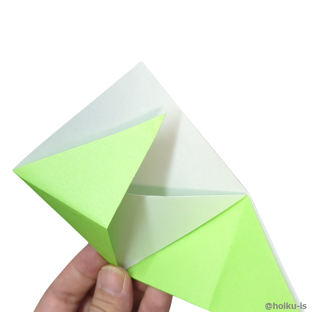 左右の角を内側に折りこむ