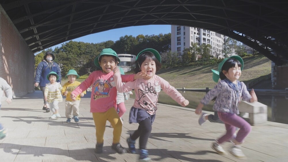 散歩をする子どもたち