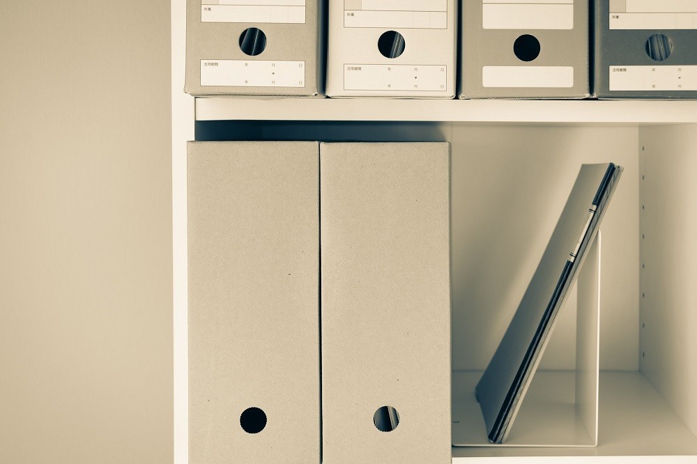 書類ボックスと書棚