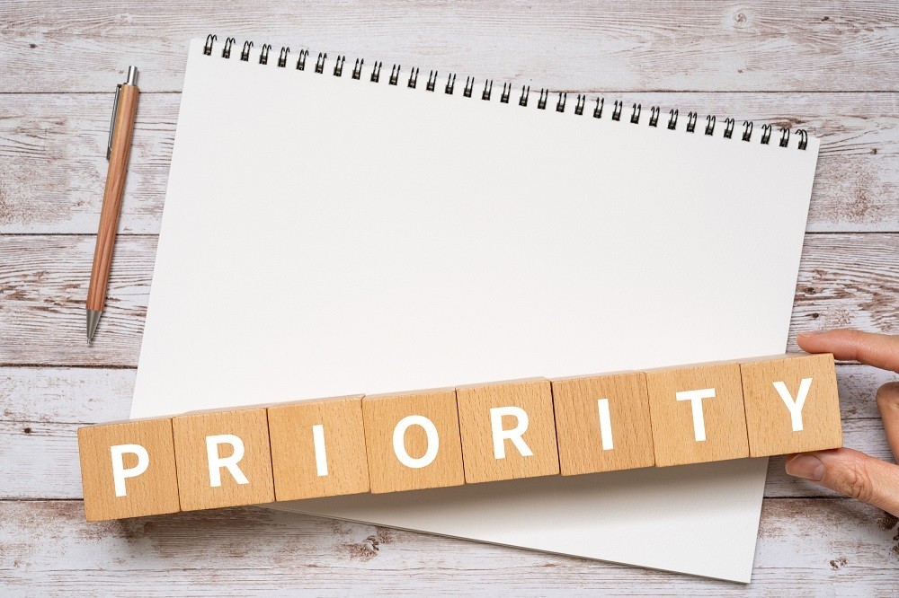 「PRIORITY」と書かれた積み木のイメージ