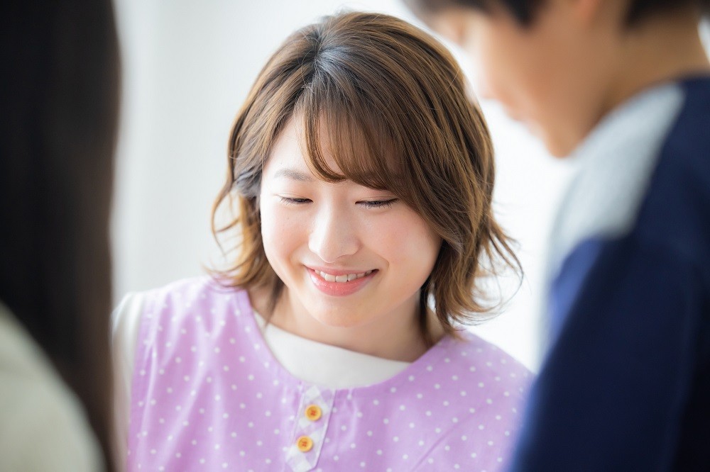 子どもと遊んでいる保育士