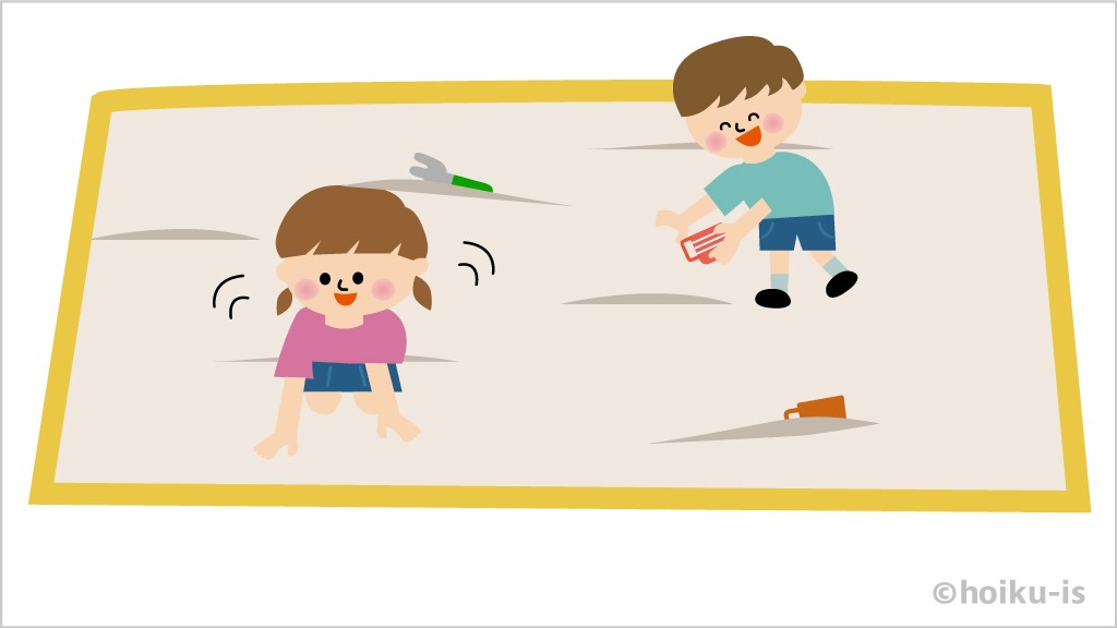 砂場で宝探しをする子ども