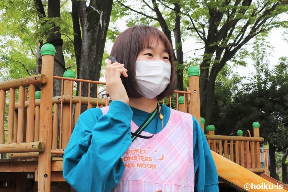 IP無線機を使う保育士