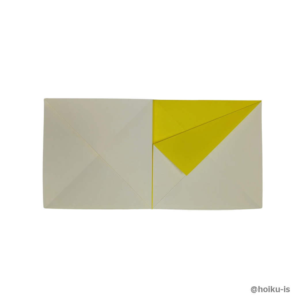 ④で折った辺を折り筋に合わせて折る