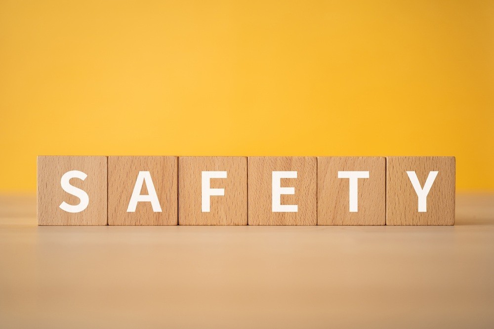 「SAFETY」と書かれた積み木