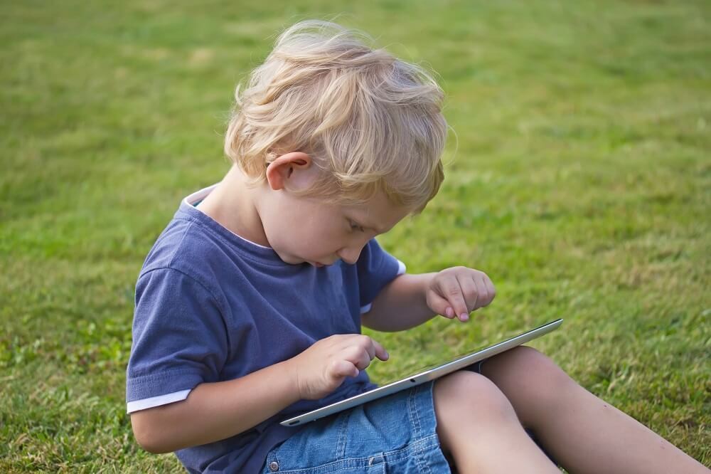 タブレットをいじる子ども