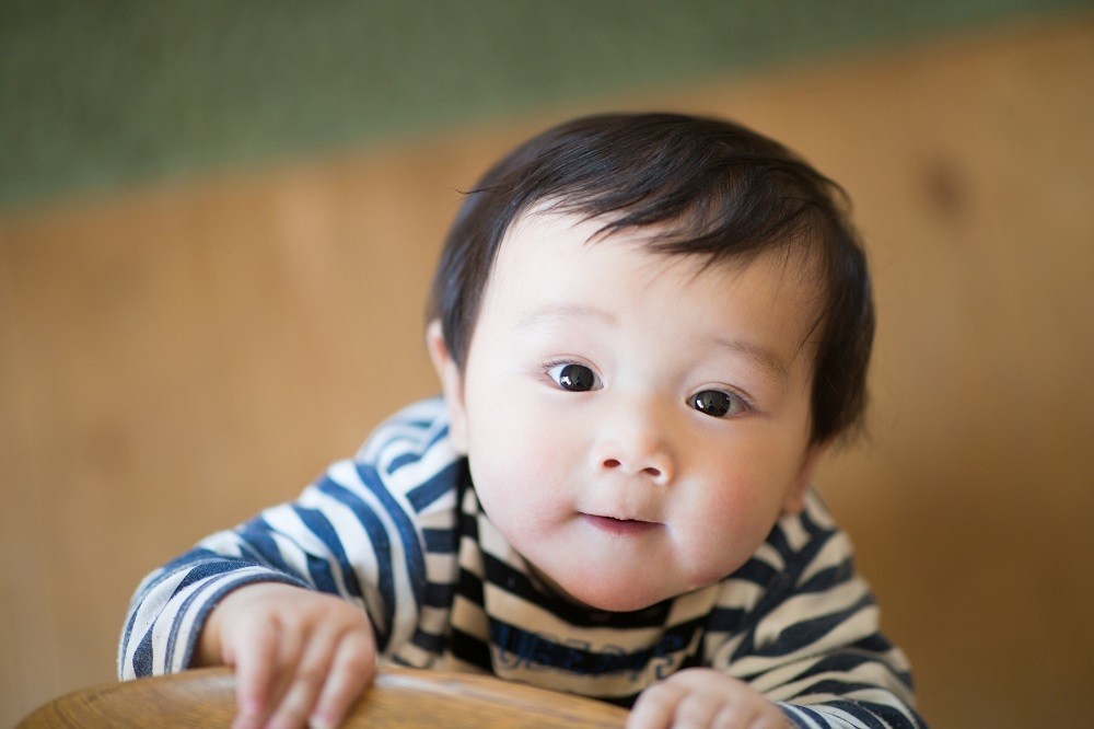 カメラのほうを見上げている子ども