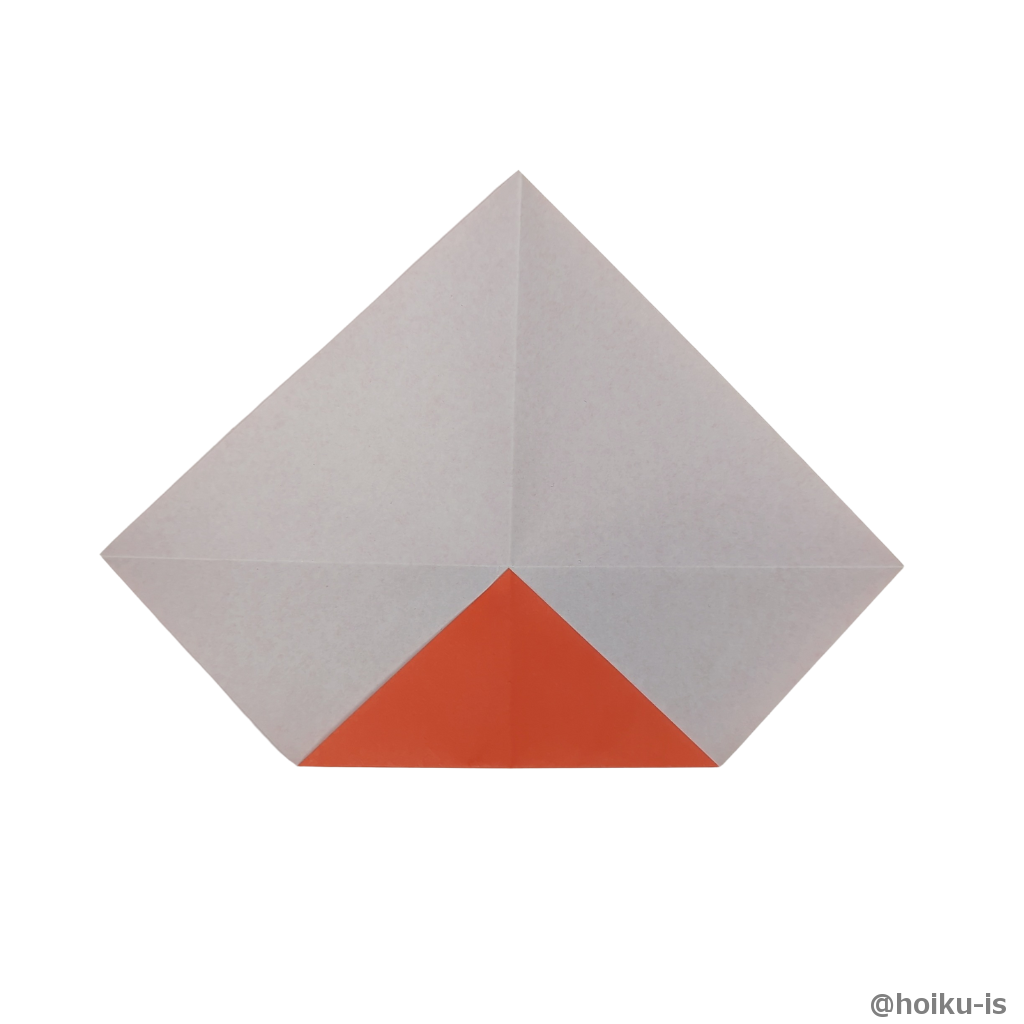 下の角を折り筋が交差した中心まで折る