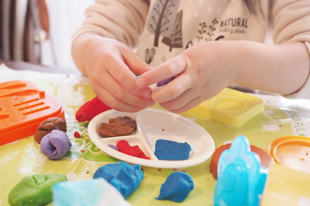 粘土遊びをする子どもの手元
