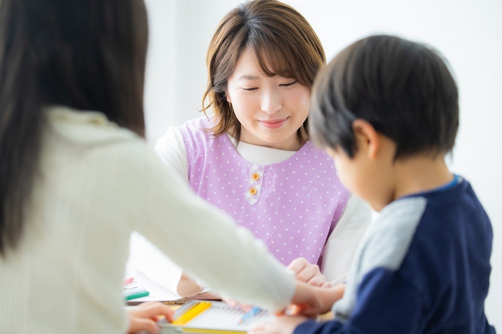 子どもたちと保育士