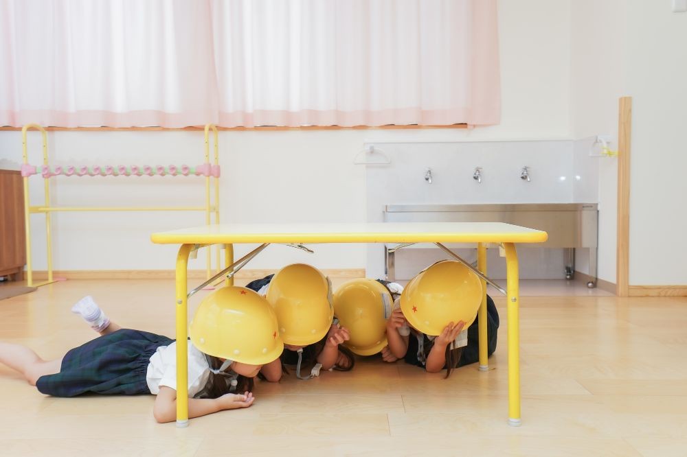 避難訓練をする子ども