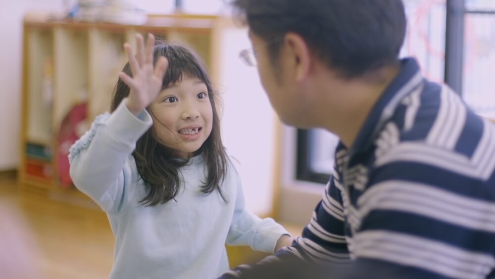 先生に話しかける女の子