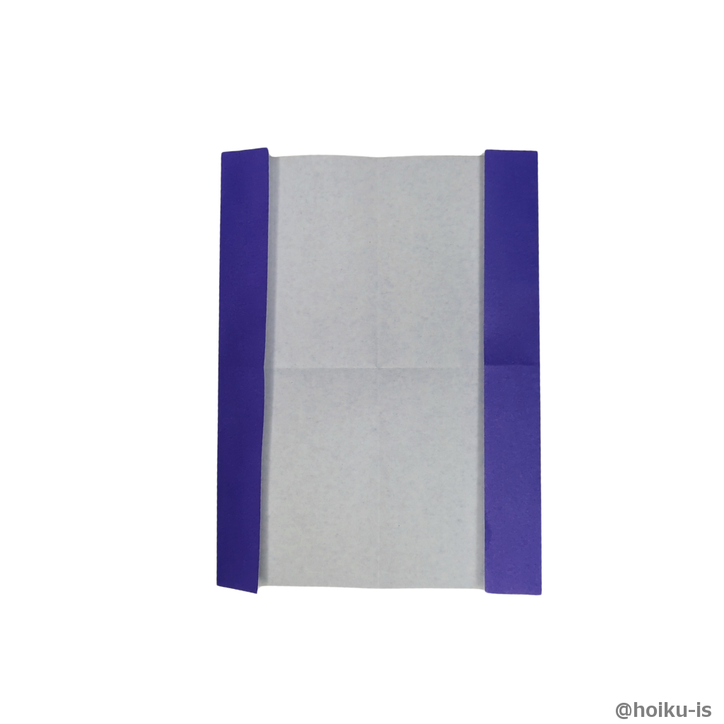 左右の辺を先ほど付けた折り線に合わせて折る