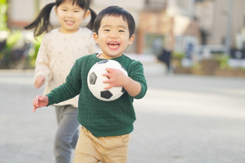 戸外で遊ぶ園児たち