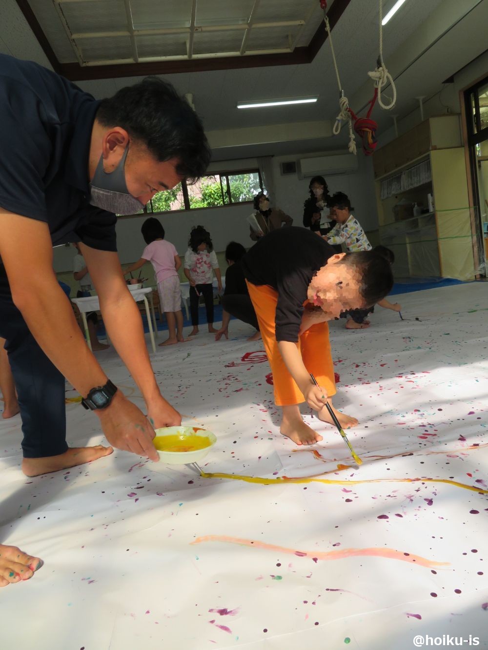 大きな絵を描く男の子