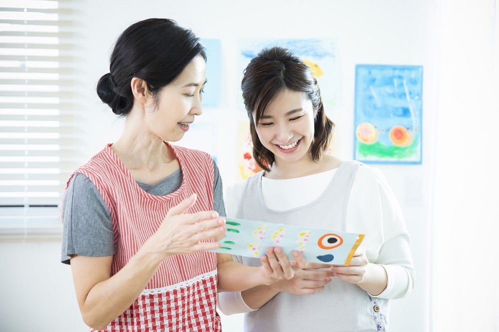 保育士とコミュニケーションをとる園長先生