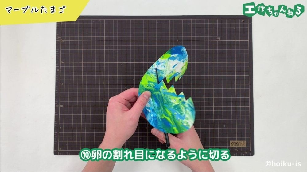 画用紙をギザギザに切っている手元