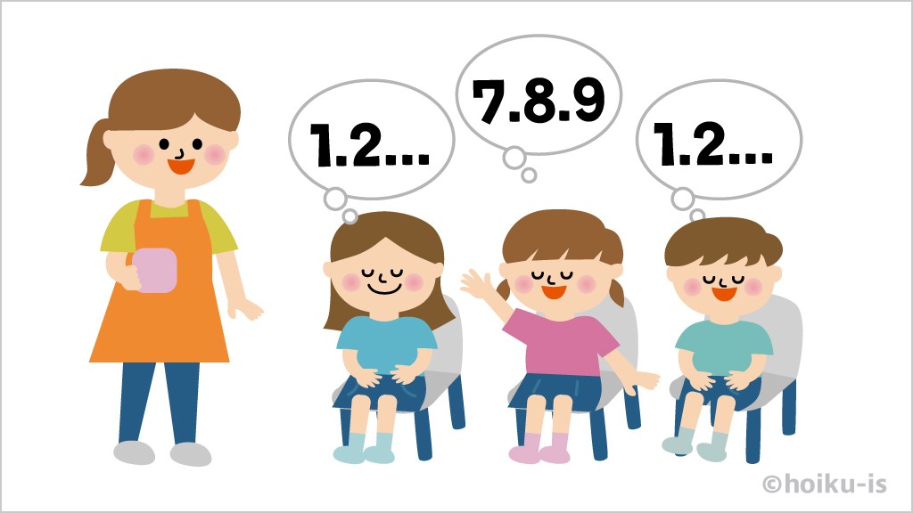 目を瞑って10数えている子ども