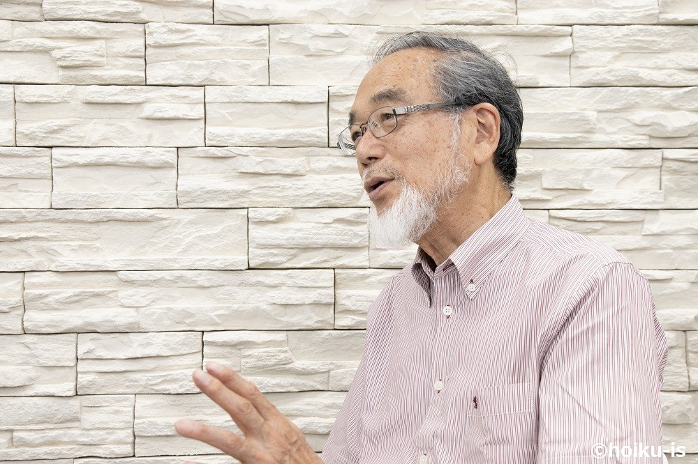 インタビューに答える汐見稔幸先生