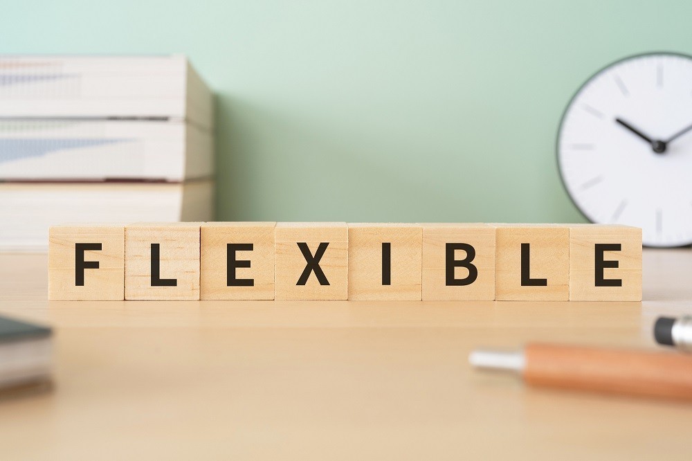 「FLEXIBLE」と書かれた積み木