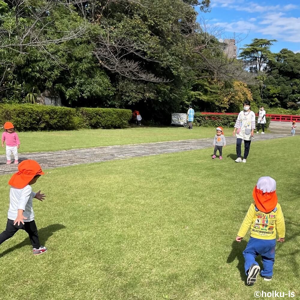 広場で遊ぶ保育園の子どもたち
