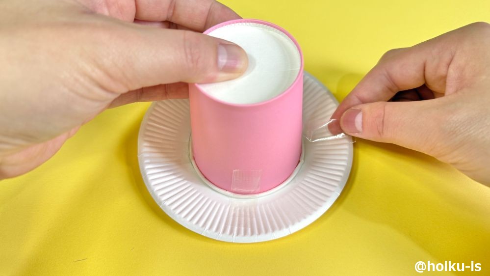 紙皿と紙コップを貼り合わせる