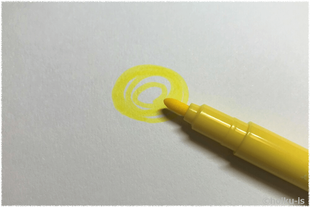黄色のペンでイラストを描いているところ