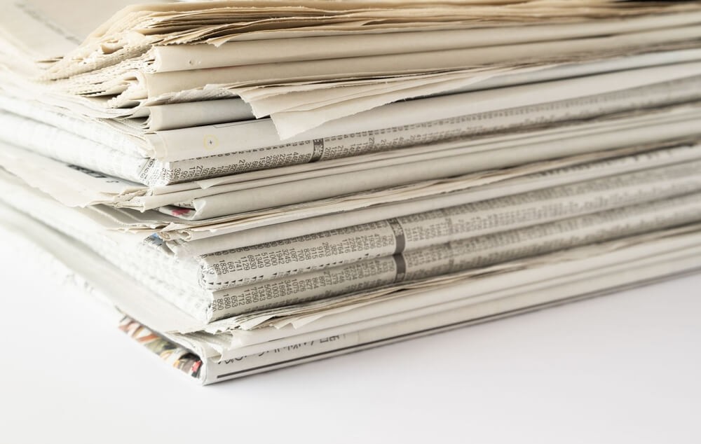 積み上げられた新聞紙