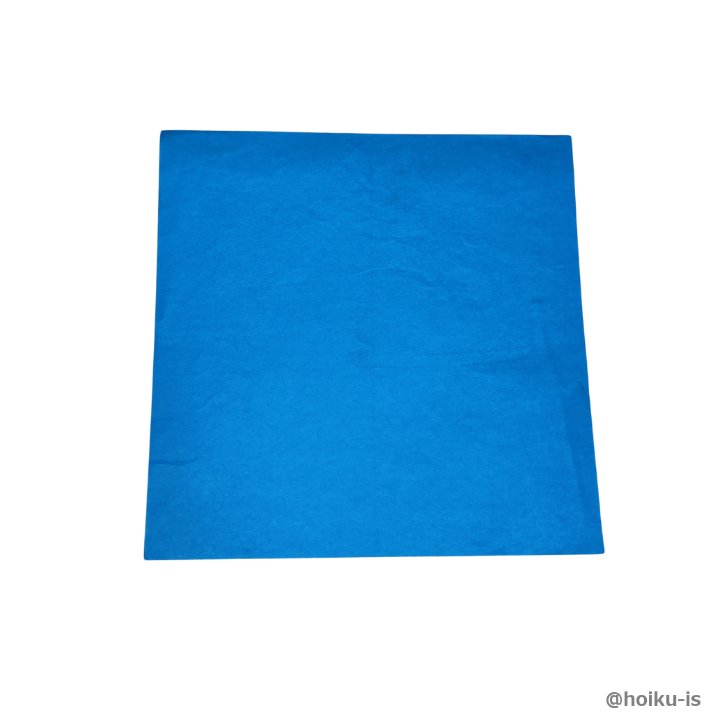 色のついた面を上にして折り紙を置きます