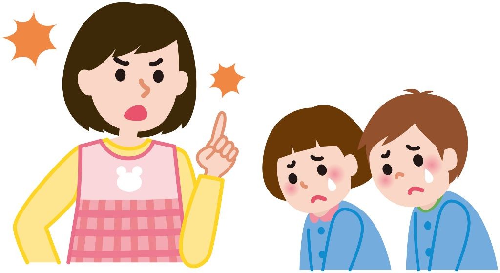 子どもを叱る保育士
