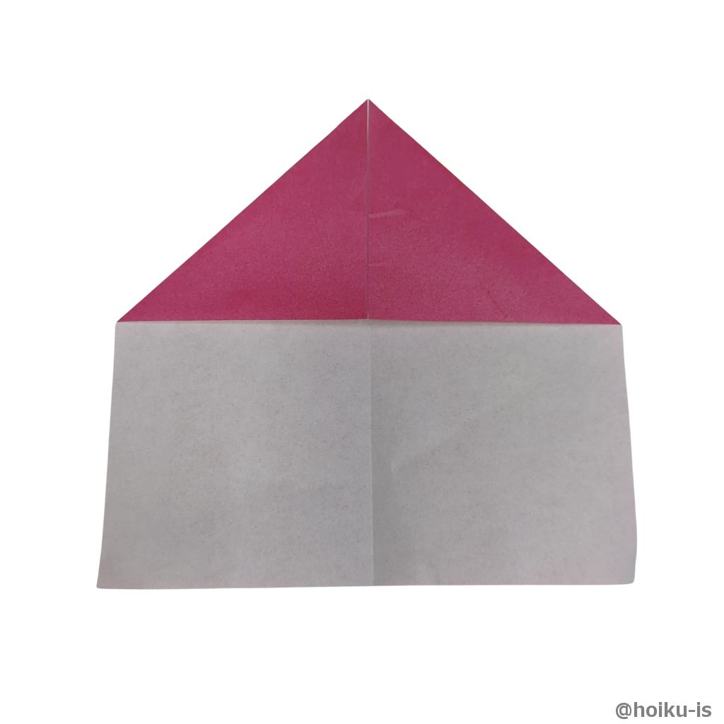 上の左右の角を真ん中の折り筋に合わせて折る