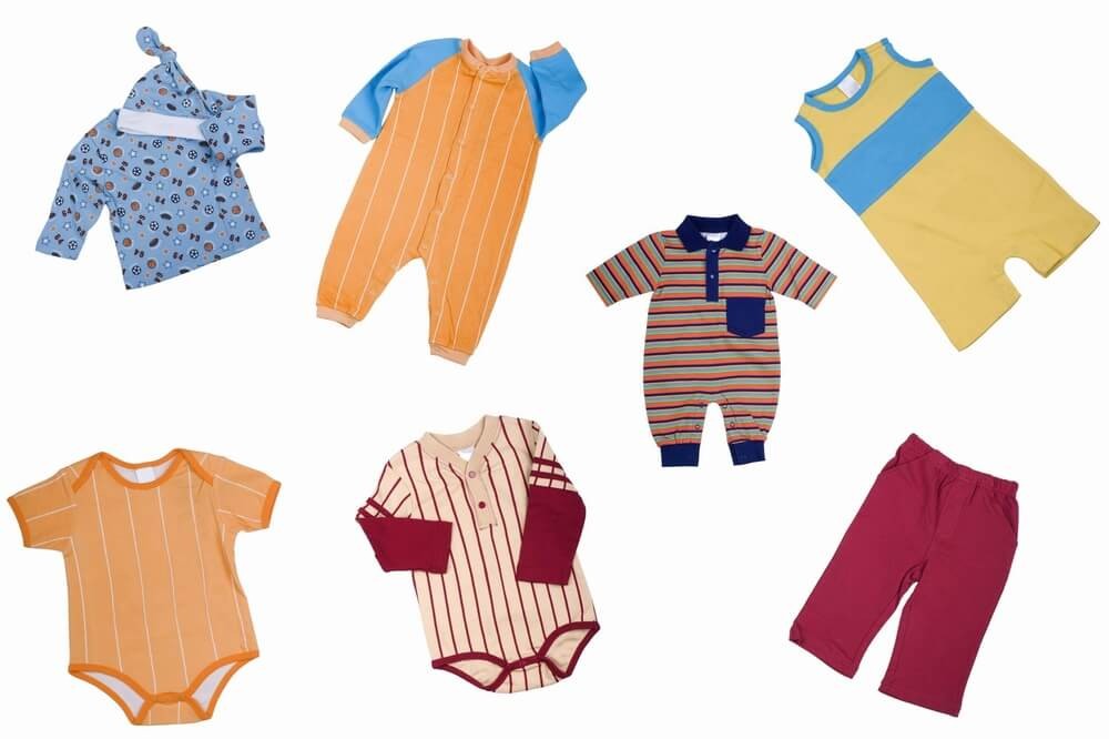 並べられた乳幼児向けの服