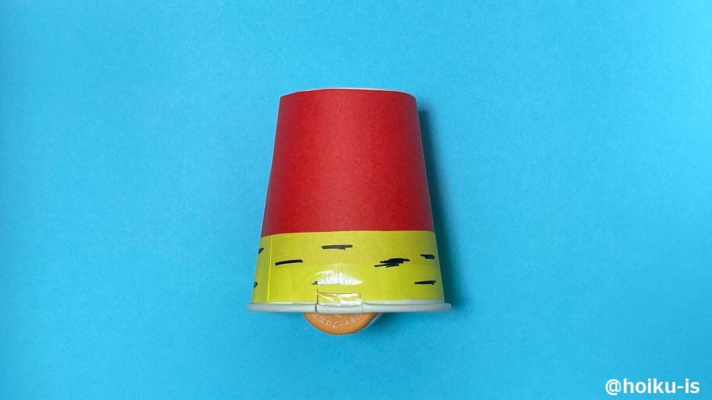 切り込みにペットボトルのキャップを付けた輪ゴムをかけて、外れないようにテープでとめる。