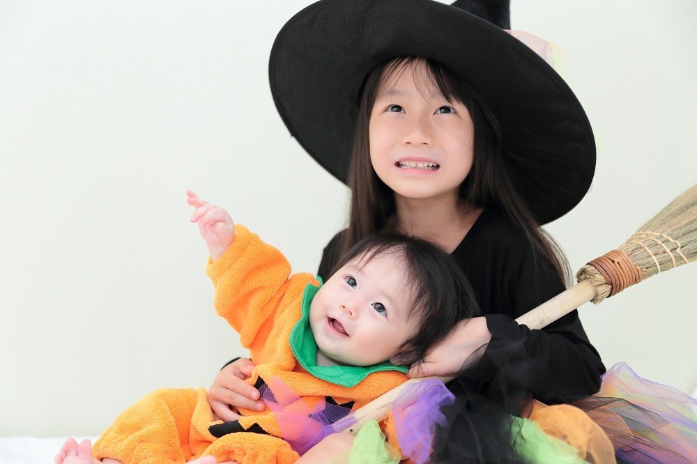ハロウィンの仮装をしている男の子と女の子
