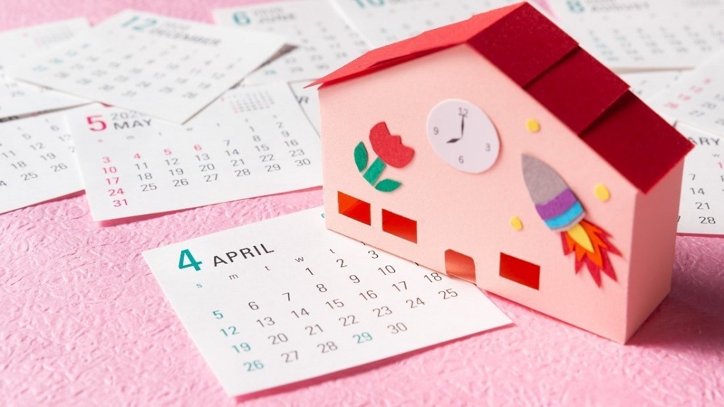 画用紙で作られたピンクの家とカレンダー