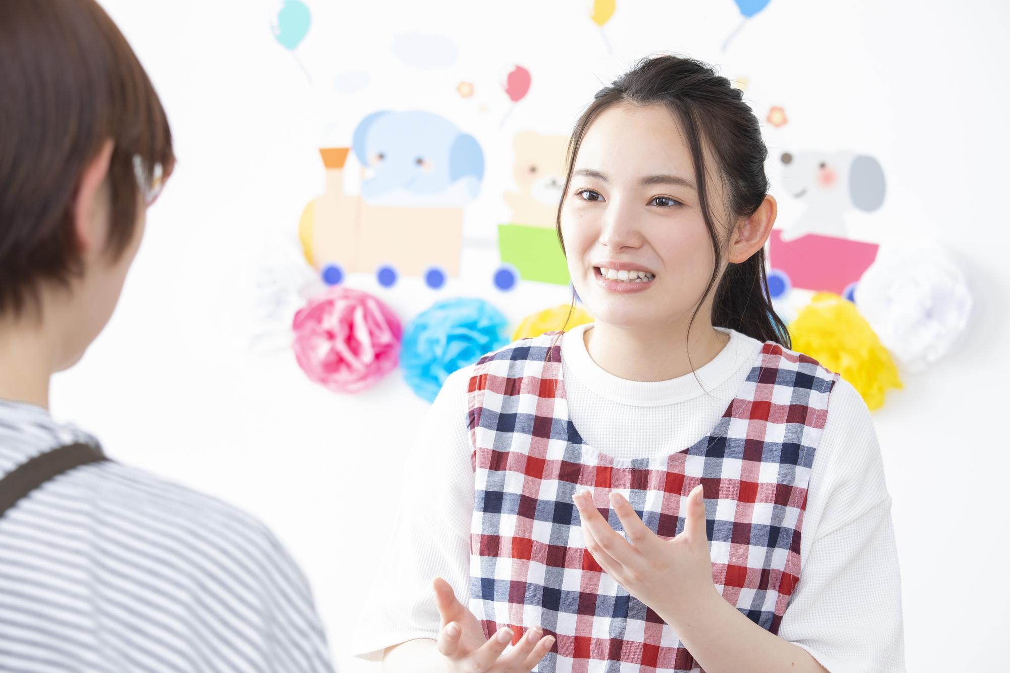 保護者と話す保育士