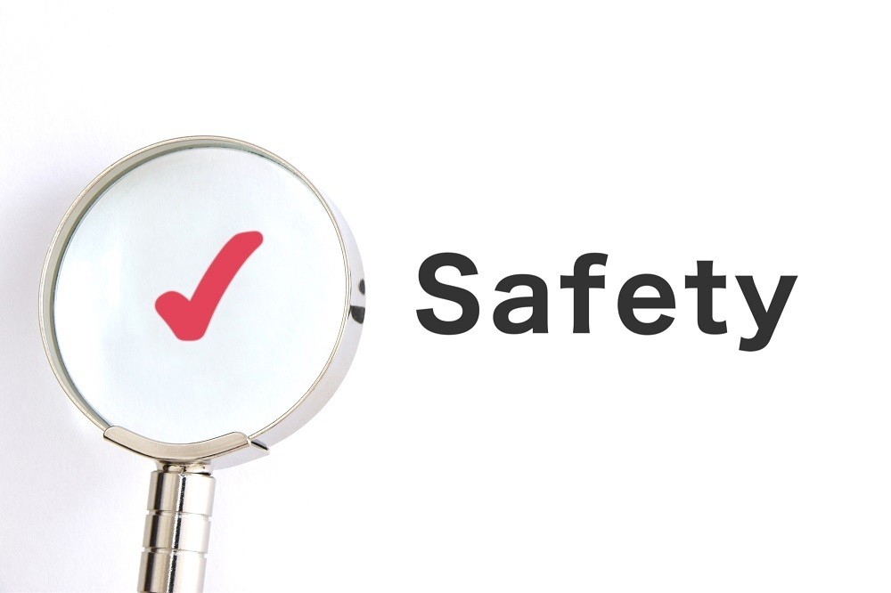 「Safety」の文字と虫眼鏡